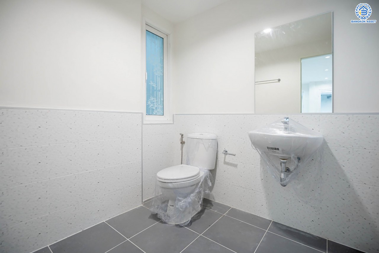 บ้านมือสองตกแต่งใหม่ โครงการ คาซ่าวิลล์ ราชพฤกษ์-รัตนาธิเบศร์2 แบรนด์ Q.House ต่อเติมครบพร้อมเข้าอยู่ เนื้อที่ 53.2 ตร.ว. ฟังก์ชันจัดเต็ม 3 ห้องนอน 3 ห้องน้ำ จอดรถได้ 2 คัน บนทำเลศักยภาพ ติดถนนราชพฤกษ์ และเพียง 10 นาทีถึงรถไฟฟ้า "สถานีบางรักน้อยท่าอิฐ"